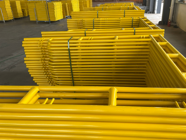 Caminhada amarela atrav&eacute;s da moldura