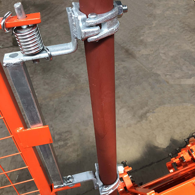 Port&atilde;o de acesso &agrave; da escada da primavera de andaimes