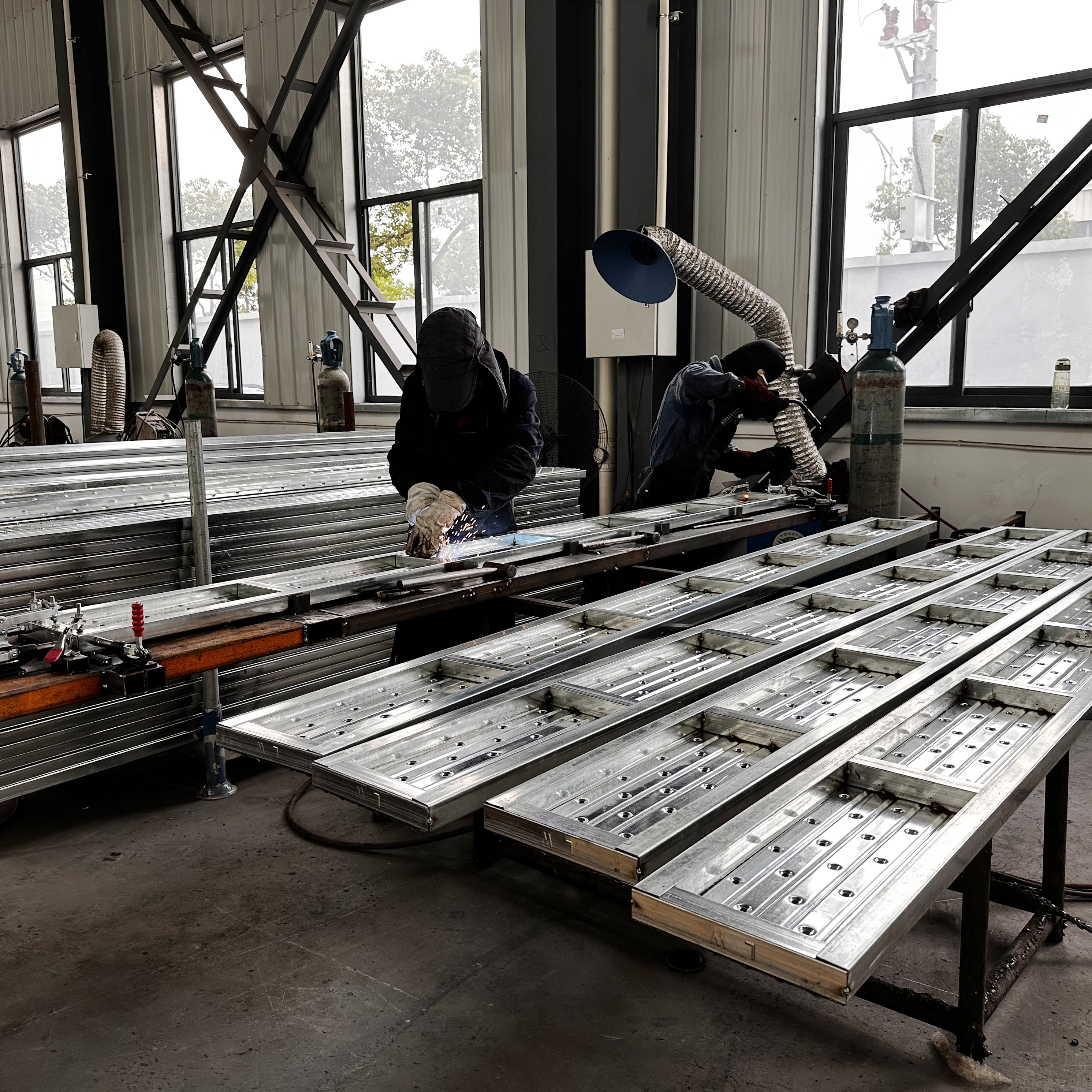 T&aacute;bua de a&ccedil;o fechada 