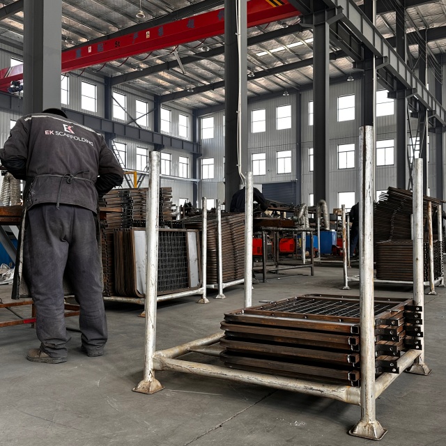 Imagens revers&iacute;veis da produ&ccedil;&atilde;o da porta de acesso da escada 