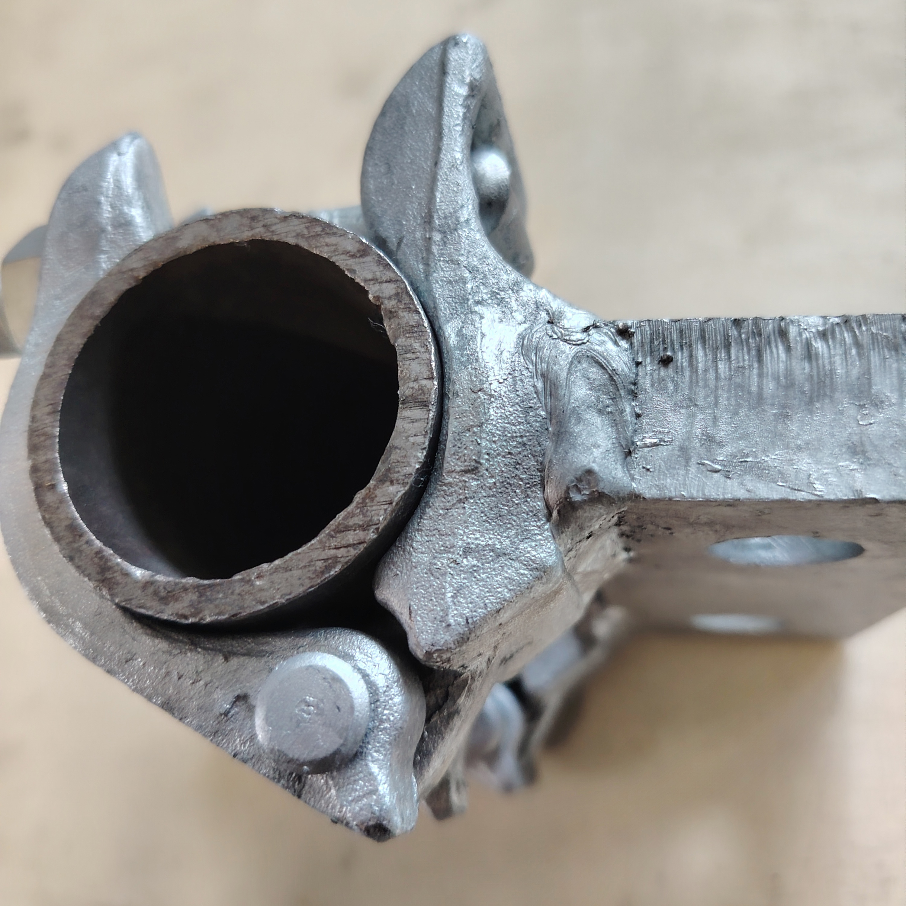 Braçadeira de andaime com base sob medida e formato especial