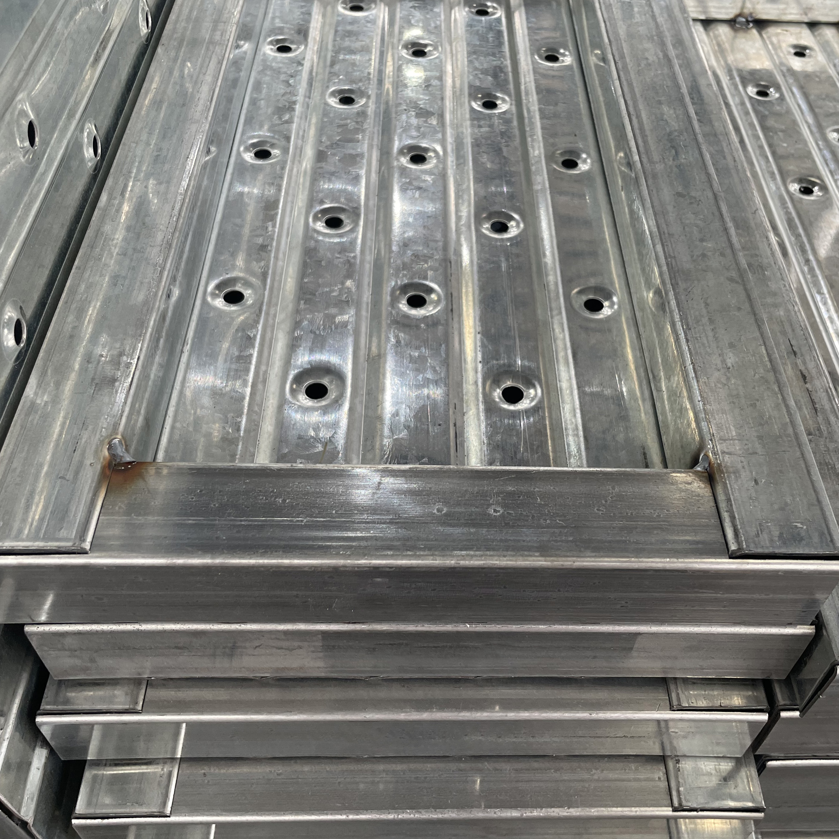 T&aacute;bua de a&ccedil;o fechado 