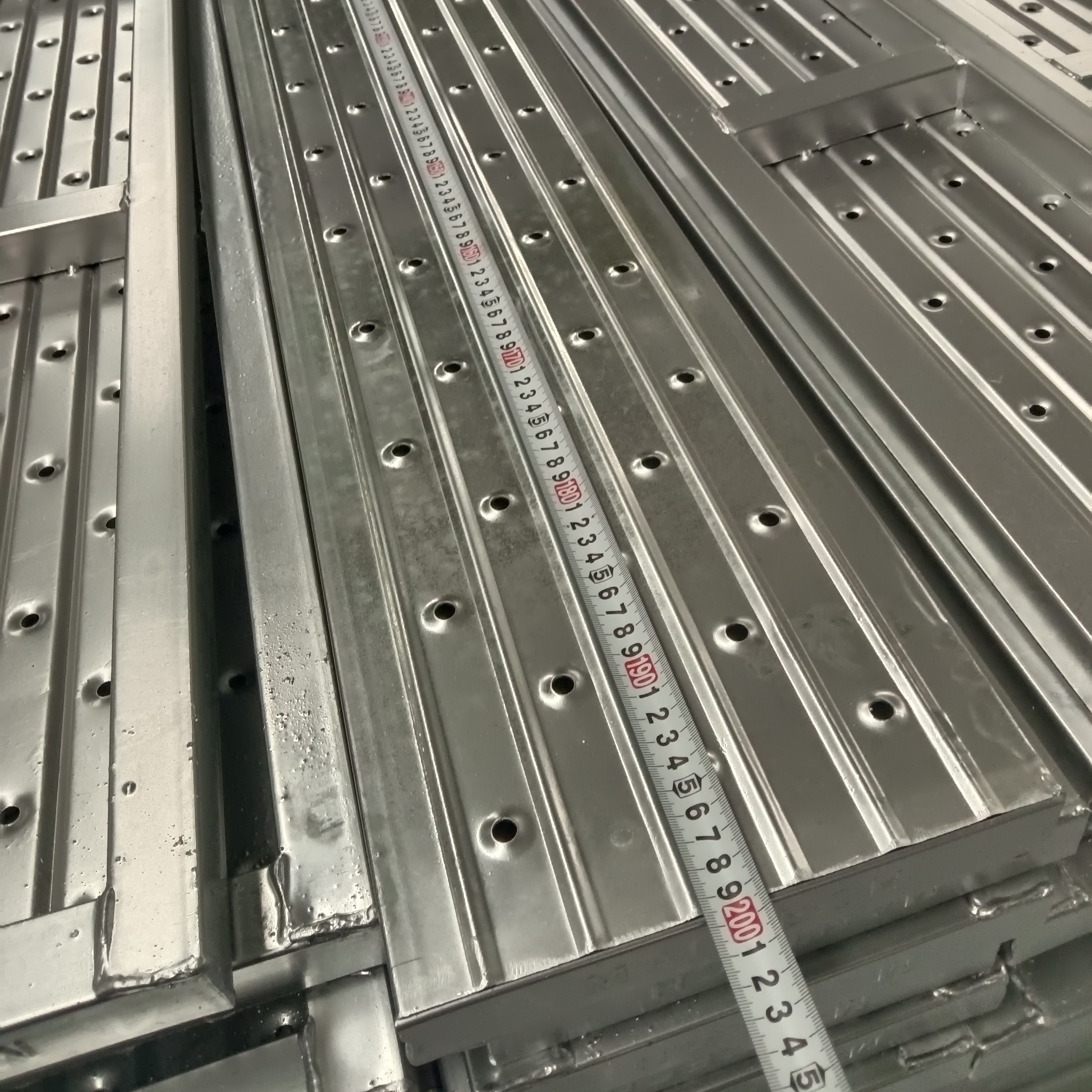 2,0m de t&aacute;bua de a&ccedil;o fechada