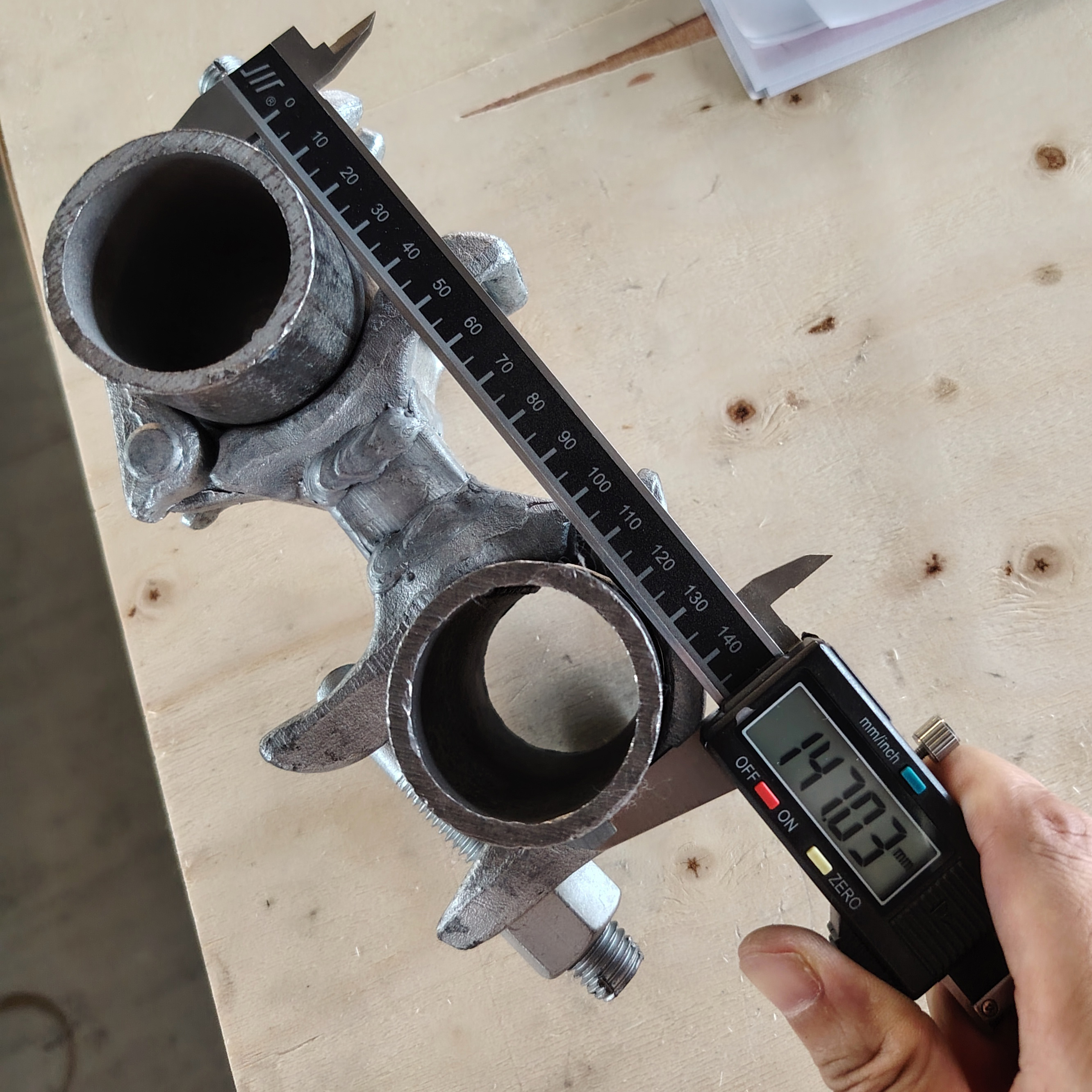 Acoplador de dist&acirc;ncia de bra&ccedil;adeira de andaime em formato especial - 98mm 