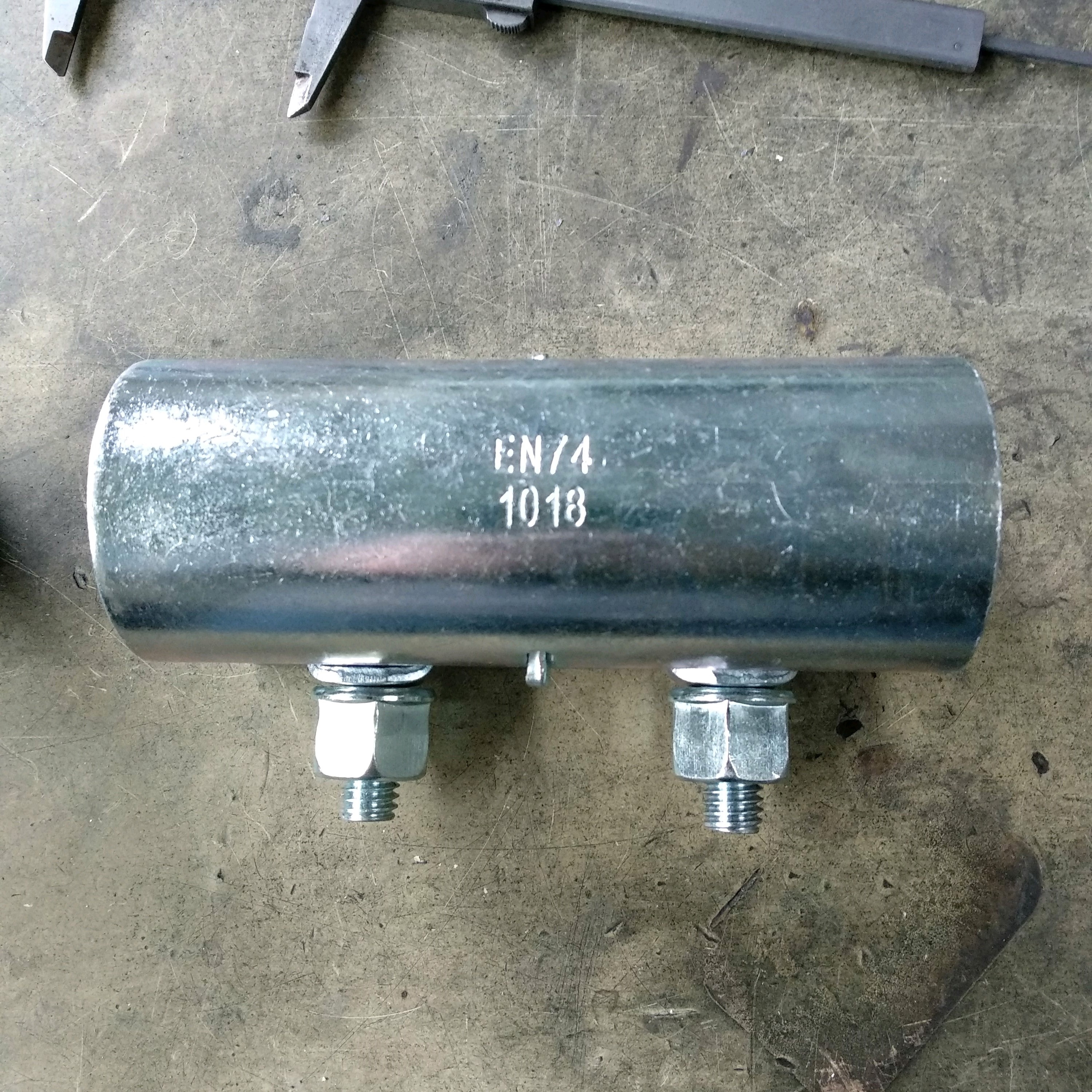 Couplador de manga prensada