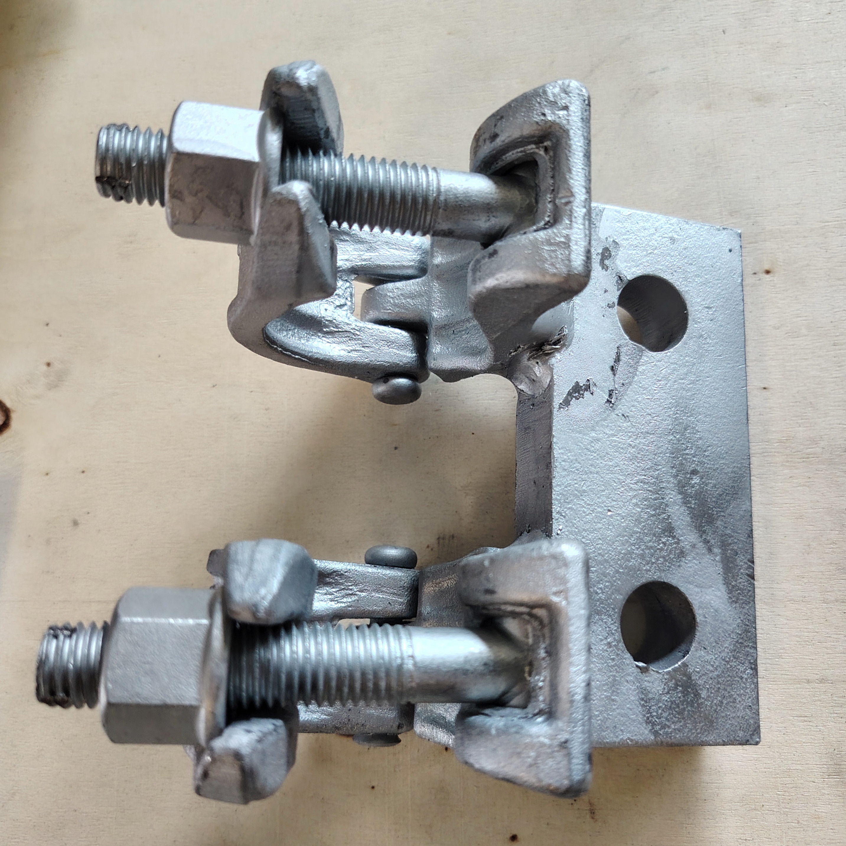 Braçadeira de andaime com base sob medida e formato especial