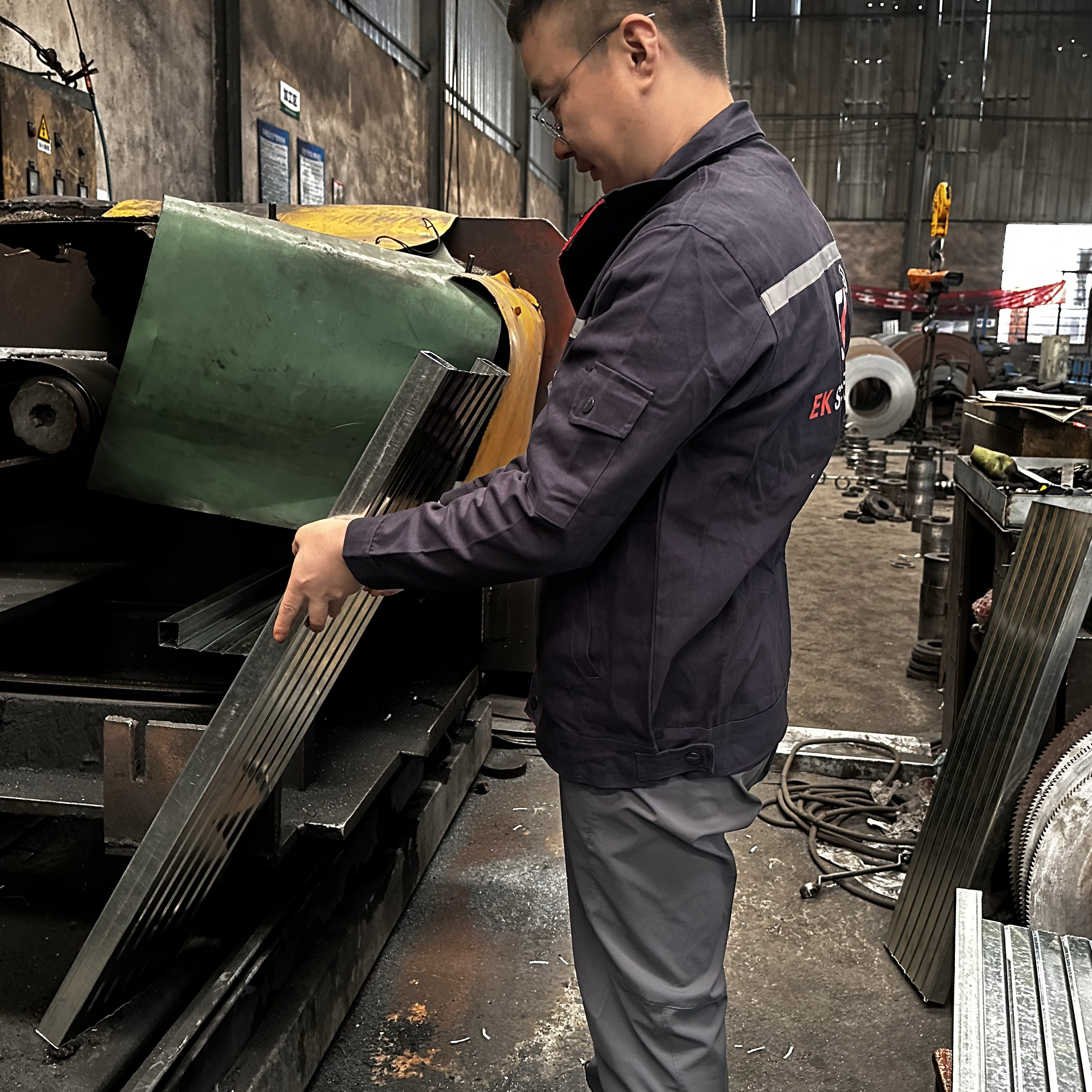 T&aacute;bua de a&ccedil;o fechada 