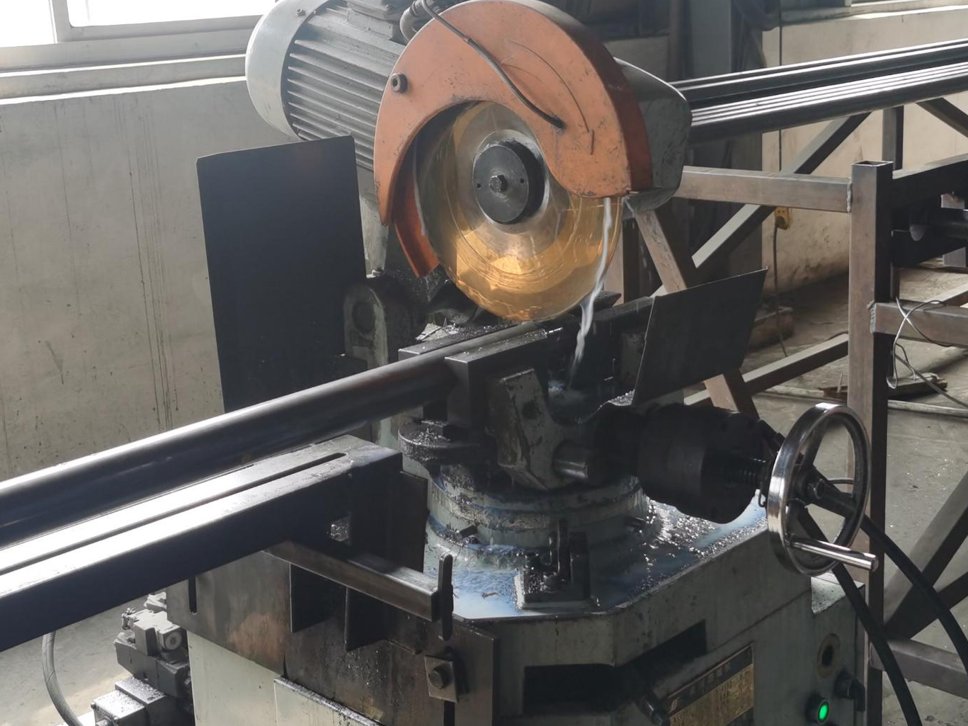 Corte de tubo de a&ccedil;o