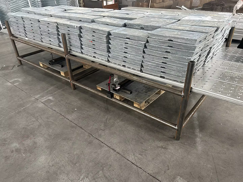 Deforma&ccedil;&atilde;o e deslocamento de uma prancha de andaime fechado de 4 metros de comprimento sob uma carga de 5,6 toneladas.