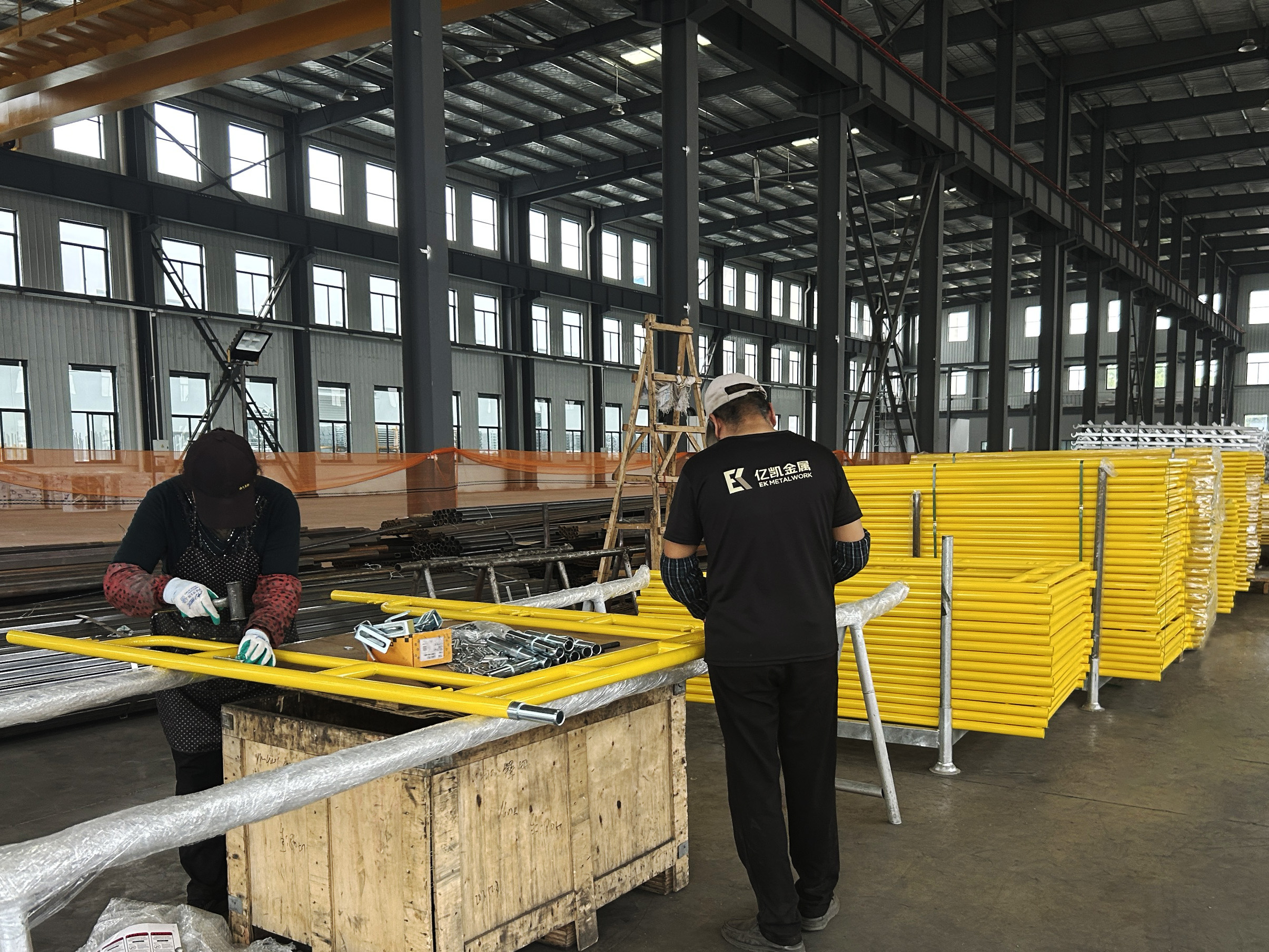 Caminhar atrav&eacute;s do andaime 