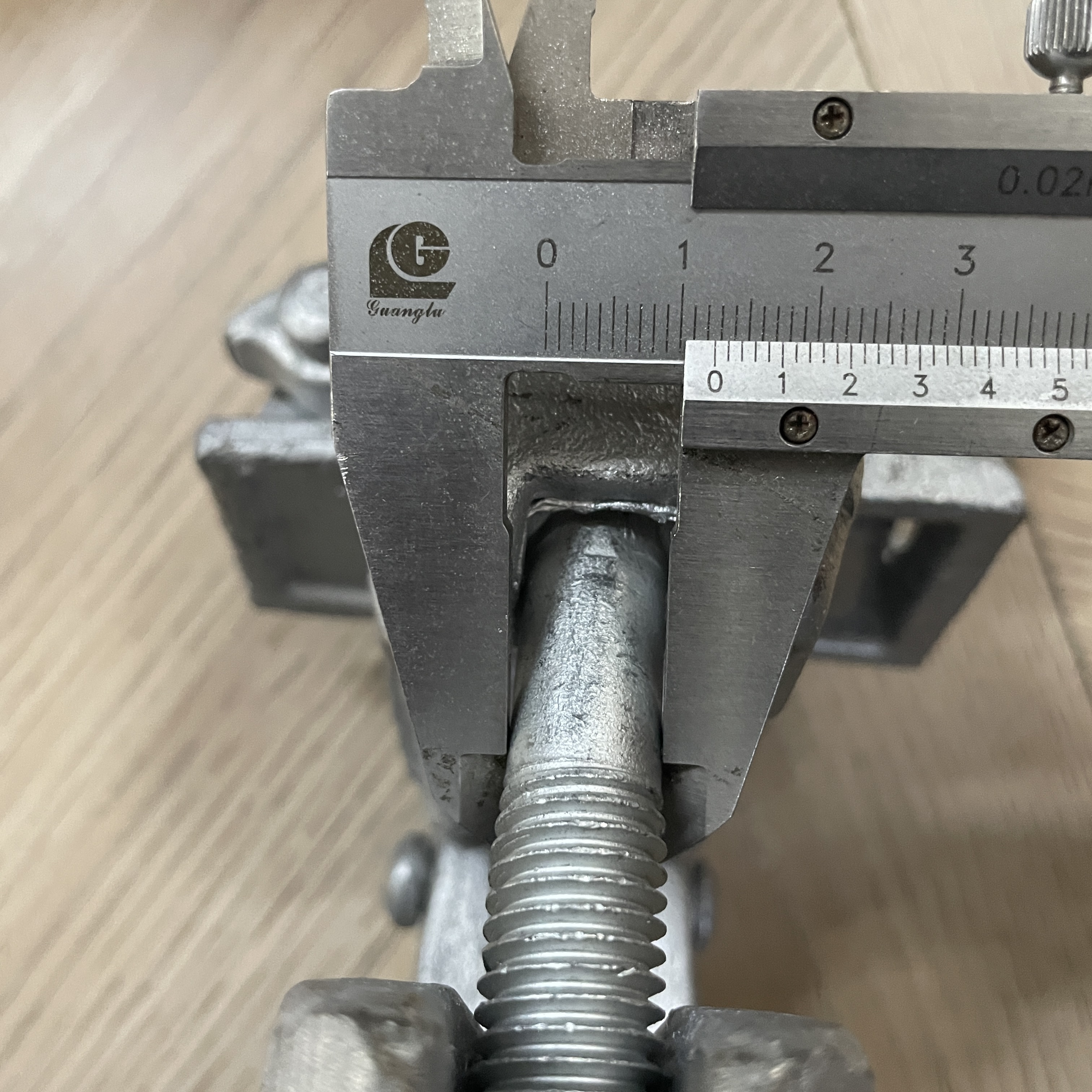 Bra&ccedil;adeira para andaimes em formato especial 