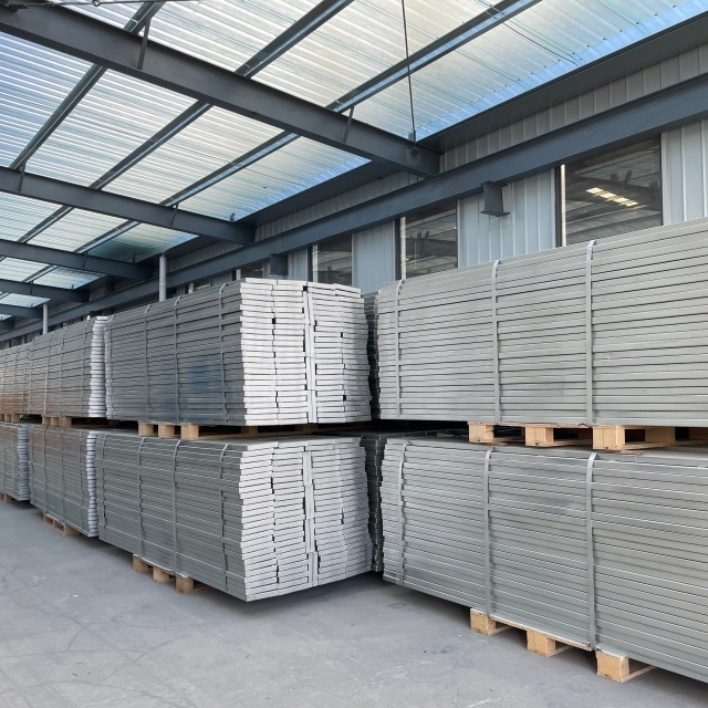 1,5 m de tábua de aço fechada