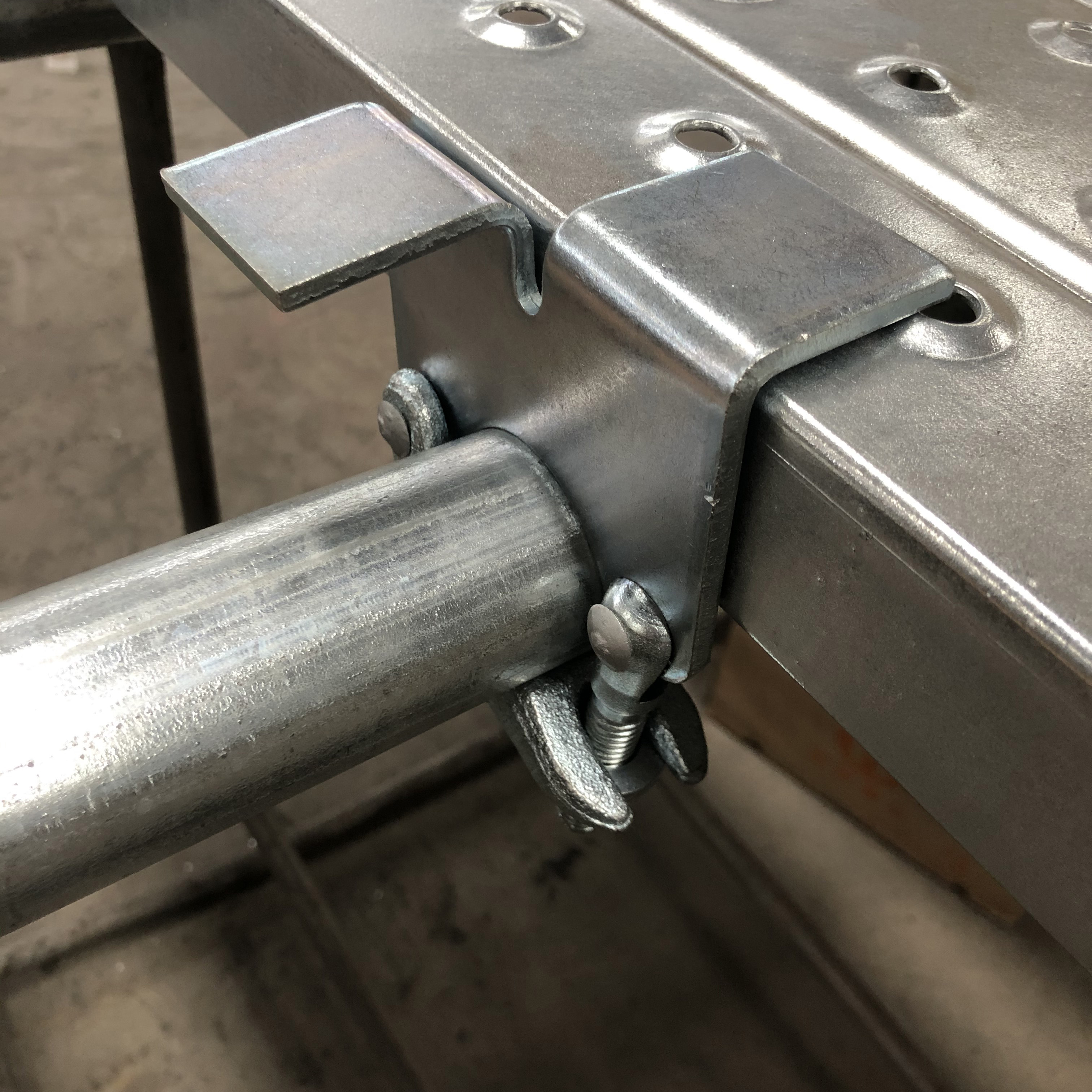 Couplador de reten&ccedil;&atilde;o de placa forjada