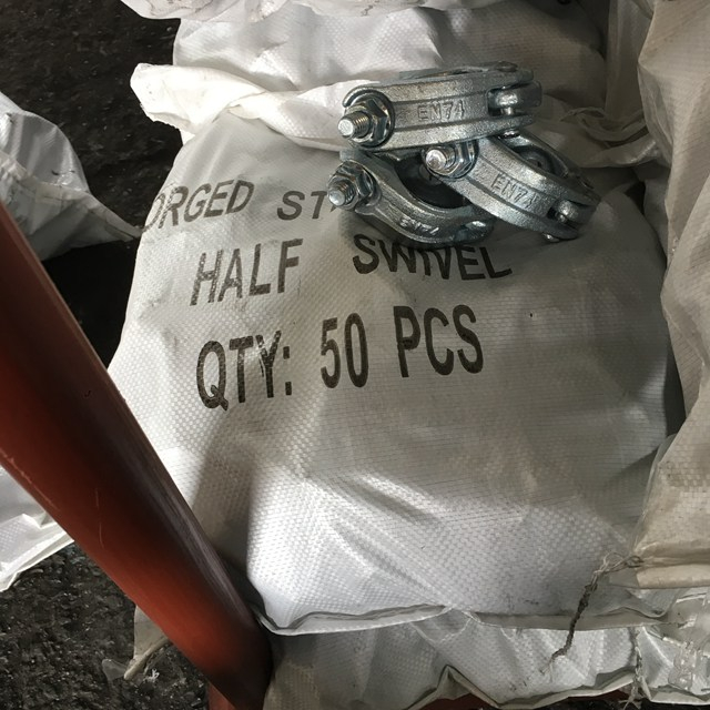 Derrubar andaimes forjados revestindo meio acoplador giratório