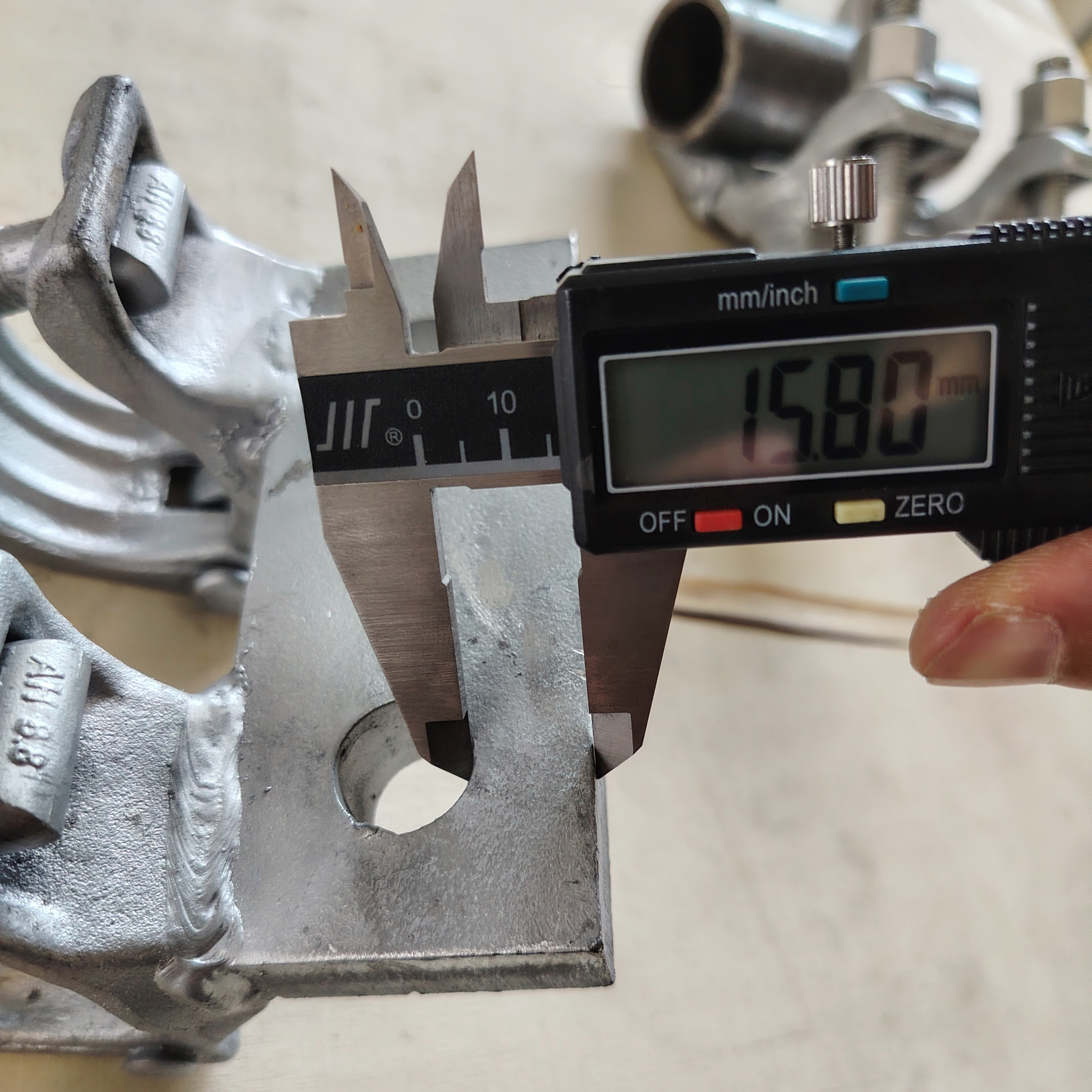 Base sob medida Bra&ccedil;adeira para andaimes em formato especial 