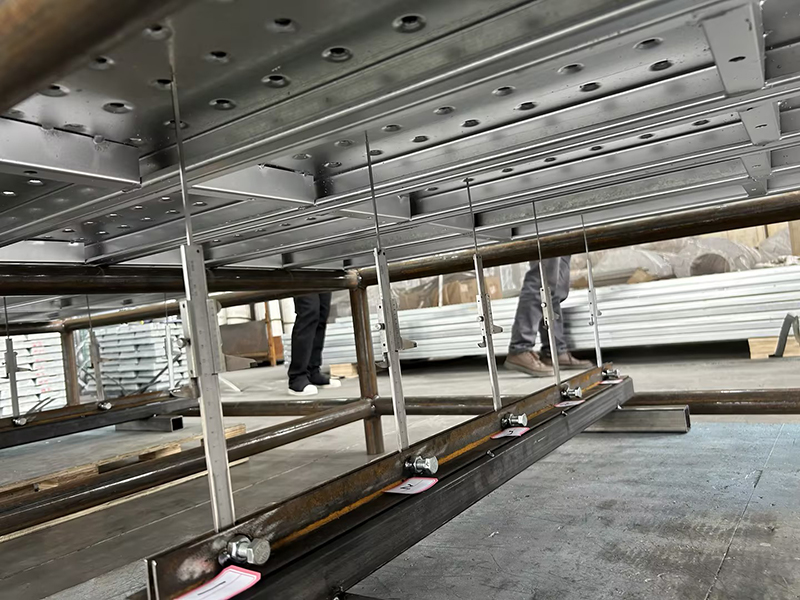 Deforma&ccedil;&atilde;o e deslocamento de uma prancha de andaime fechado de 4 metros de comprimento sob uma carga de 5,6 toneladas.