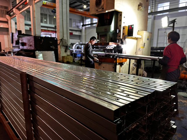 M&aacute;quina de perfura&ccedil;&atilde;o de t&aacute;buas de a&ccedil;o