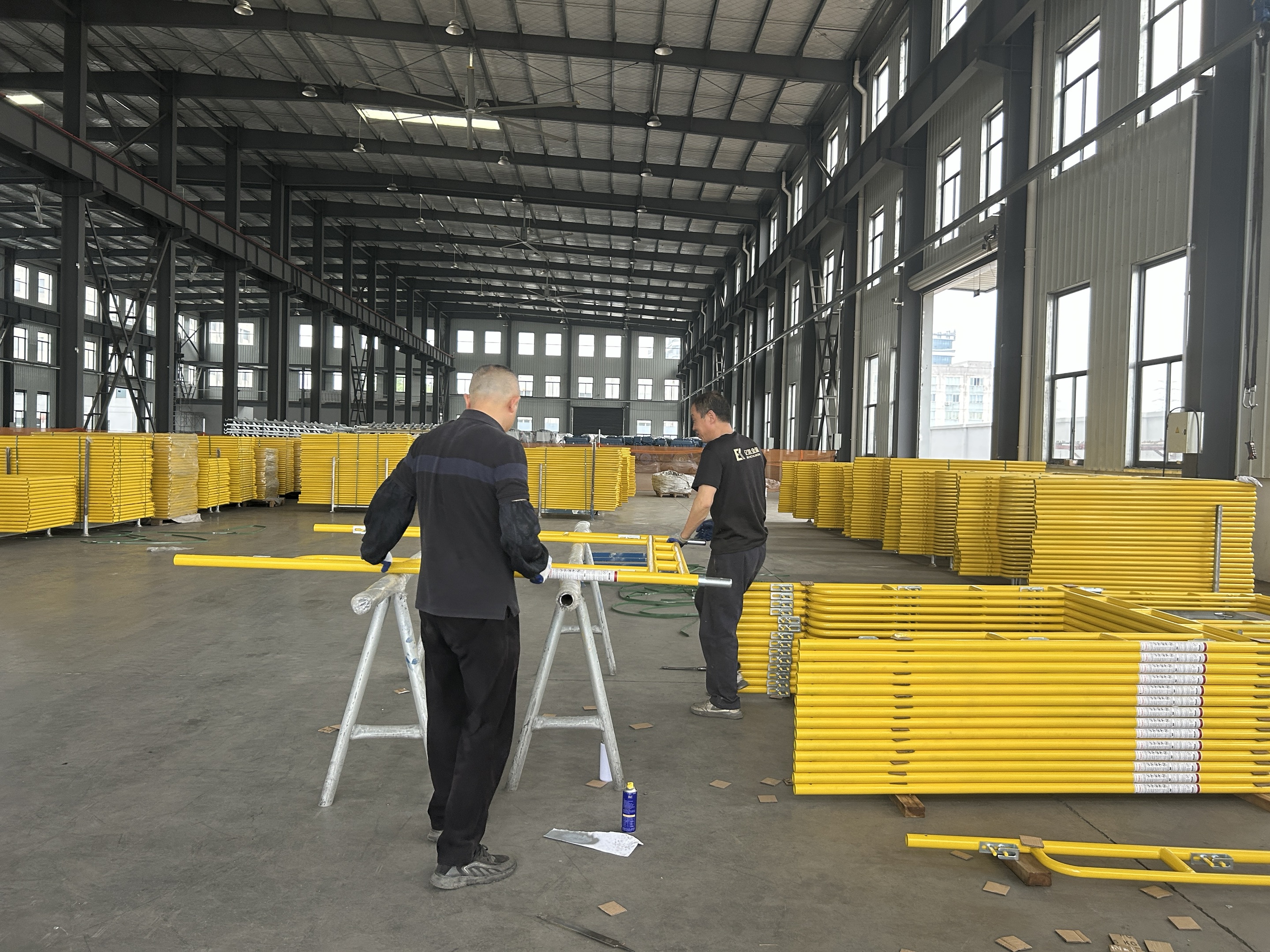 Caminhar atrav&eacute;s do andaime 