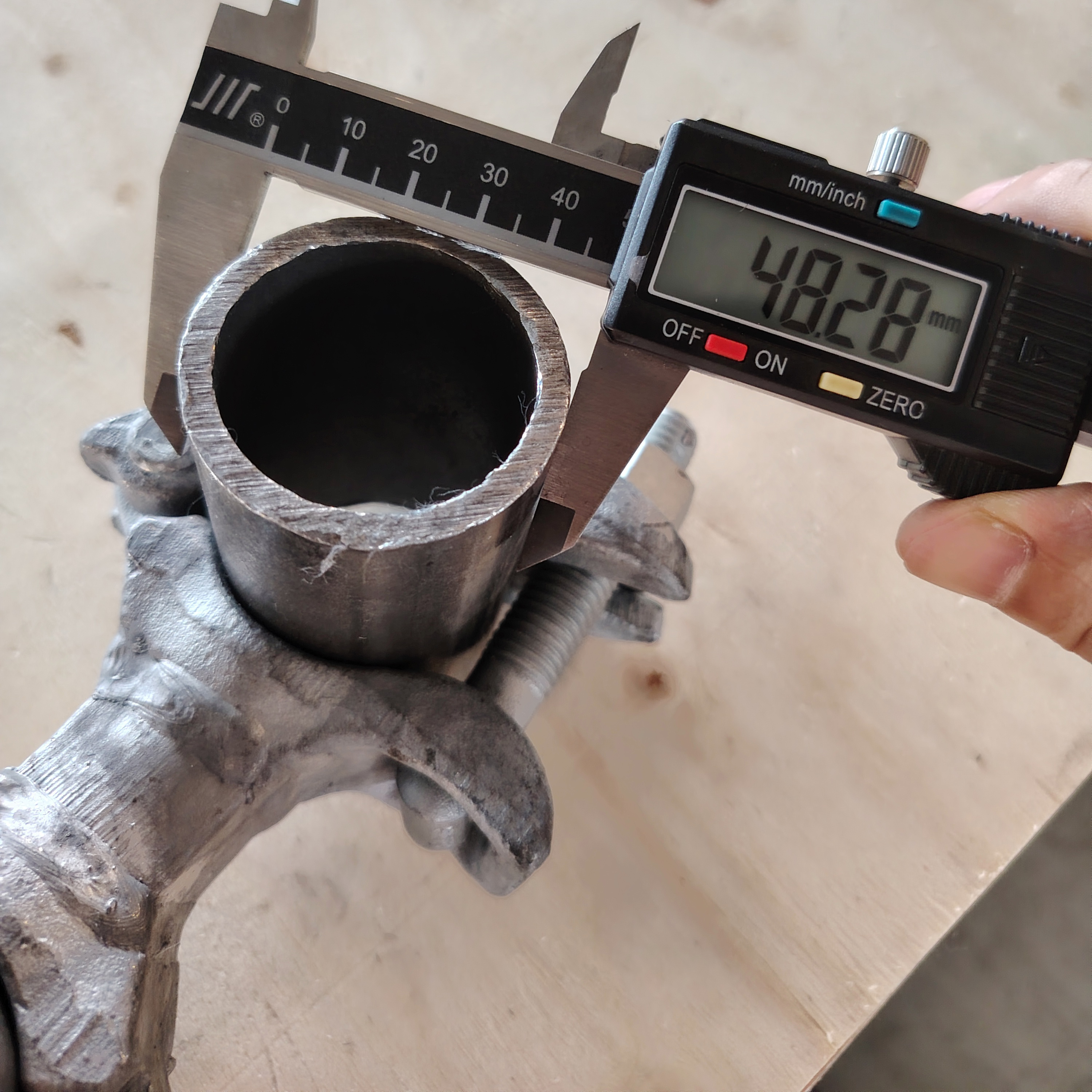 Acoplador de dist&acirc;ncia de bra&ccedil;adeira de andaime em formato especial - 98mm 