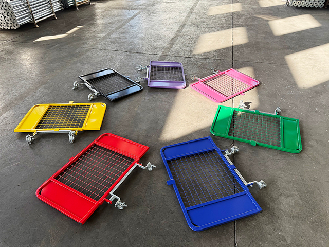 Port&atilde;o de andaime colorido