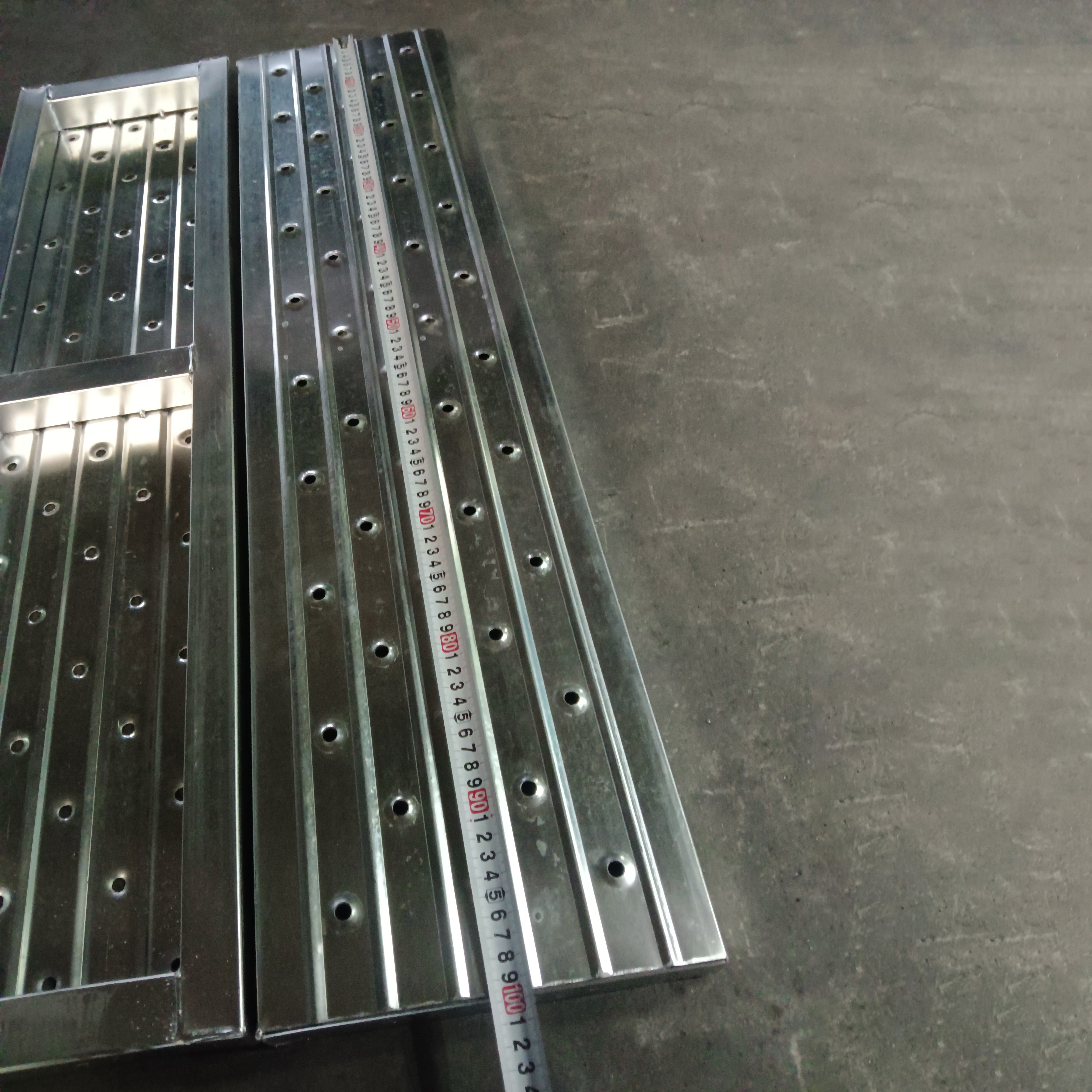 1,0m de t&aacute;bua de a&ccedil;o fechada