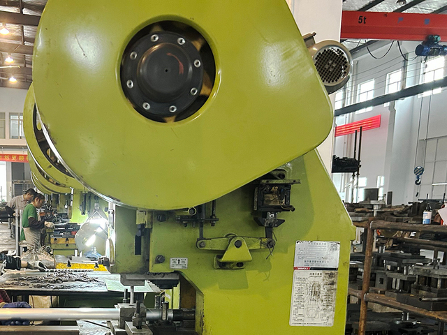 Punchamento de feixe de alum&iacute;nio