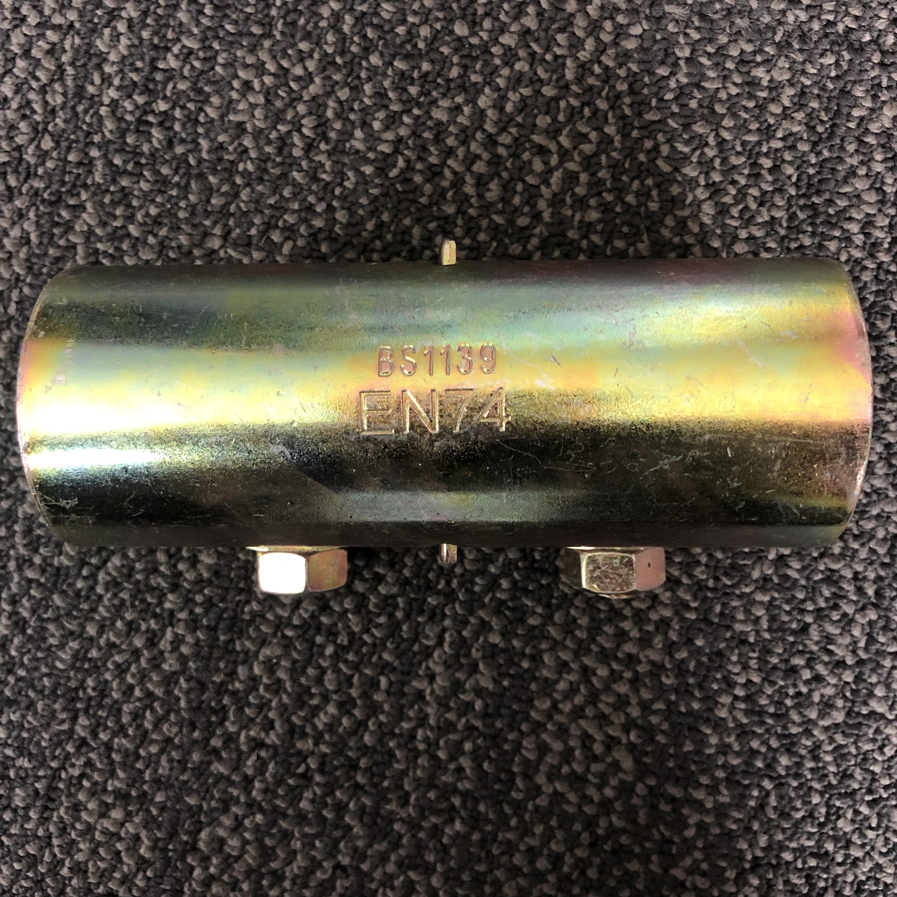 Couplador de manga prensada