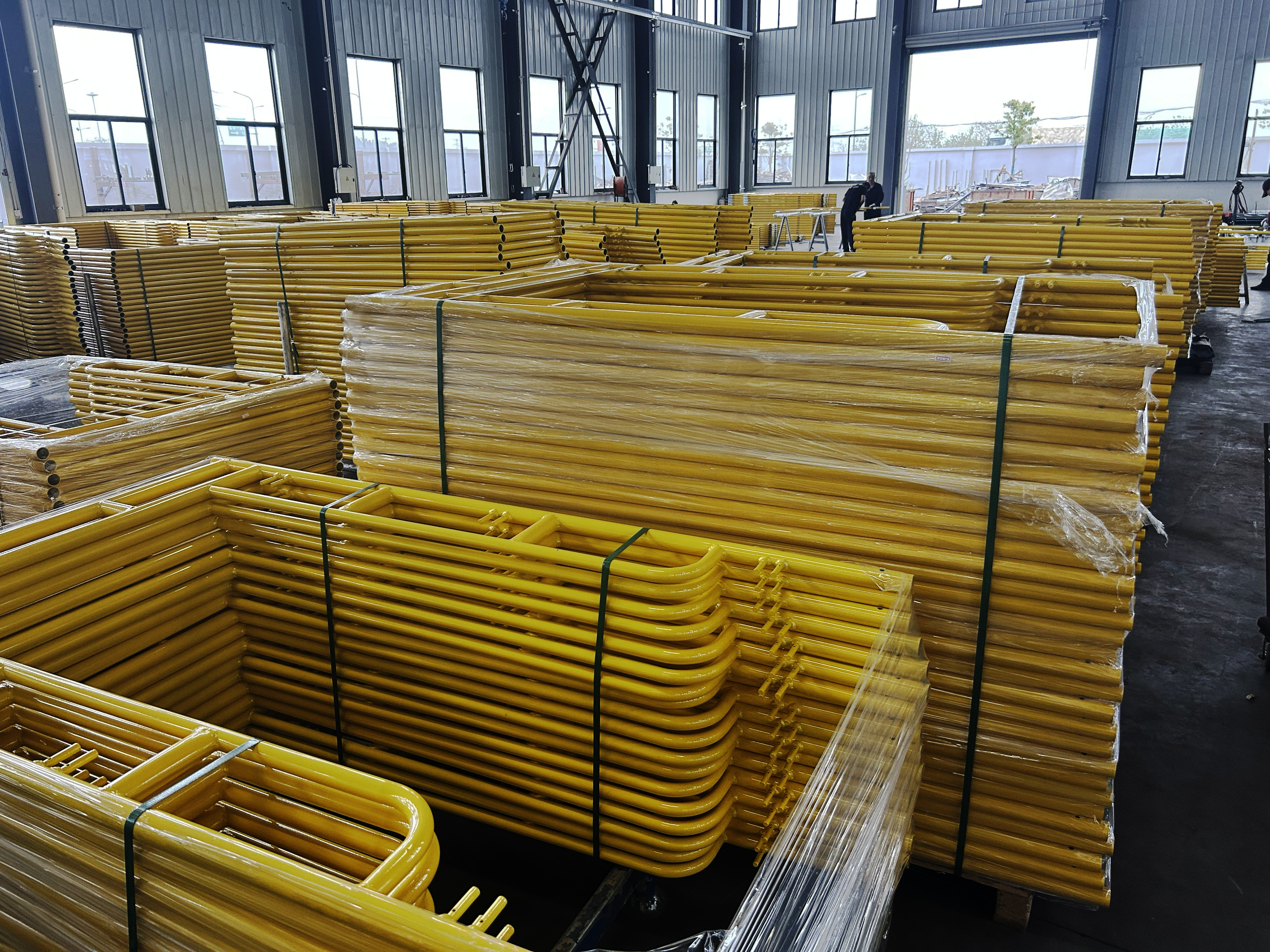 Caminhada com revestimento de p&oacute; atrav&eacute;s de quadro