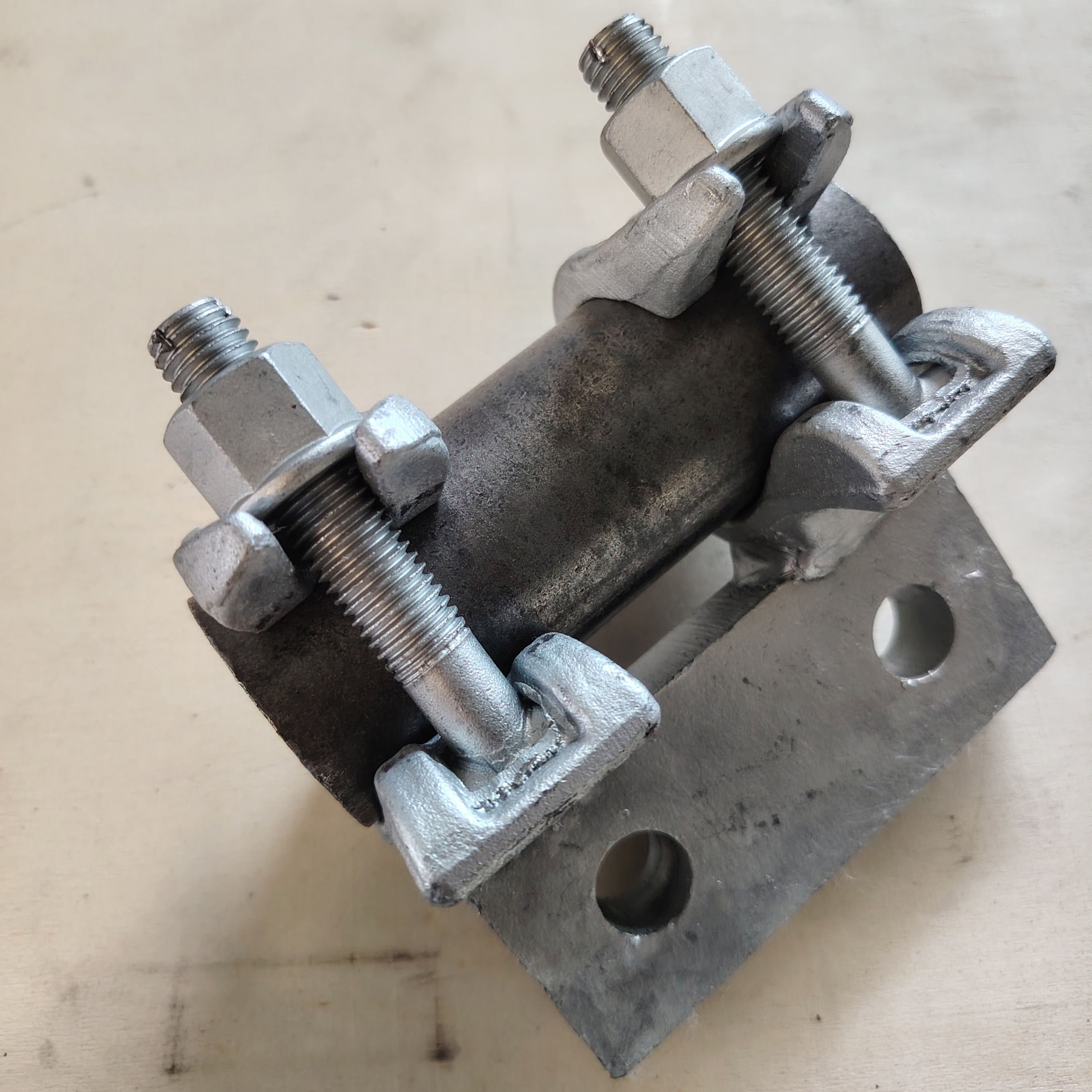 Braçadeira de andaime com base sob medida e formato especial