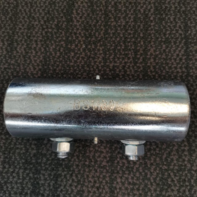 Couplador de manga prensada